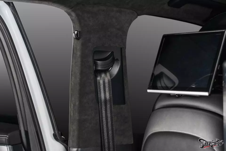 Audi Q7. Пошив в натуральную кожу верха торпедо и дверей. Перетяжка потолока в алькантару.